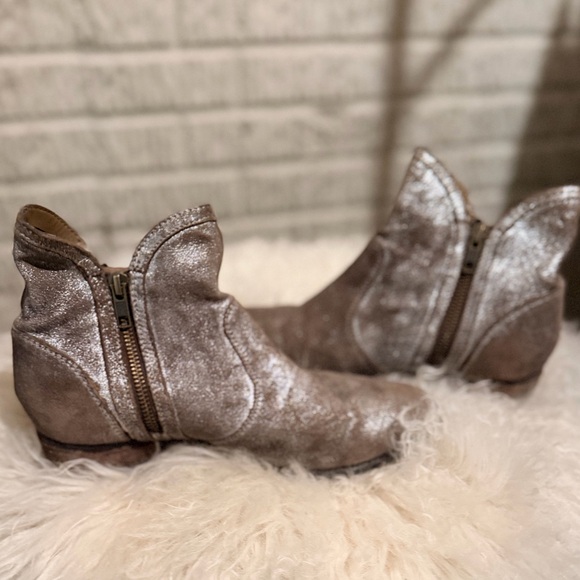 Seychelles Score Rockabilly Distressed Metallic Gray Leather Ankle Boots - Picture 8 of 13